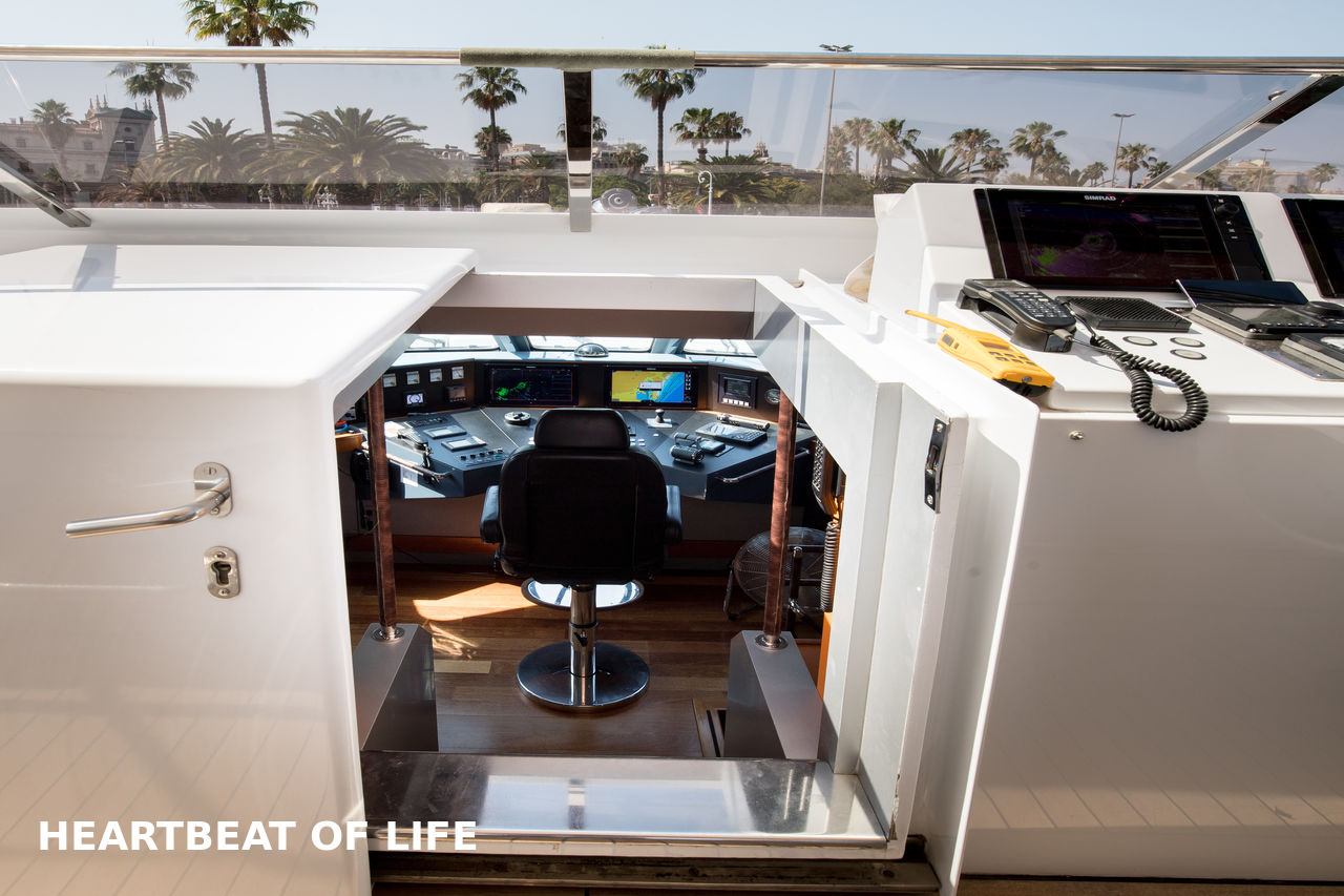 Semi-Displacement Motor Yacht - picture 3