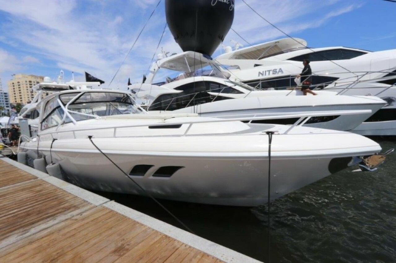 Intrepid 475 Sport Yacht - picture 3