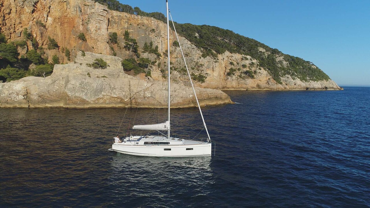 Bénéteau Océanis 38.1 (sailboat) for sale