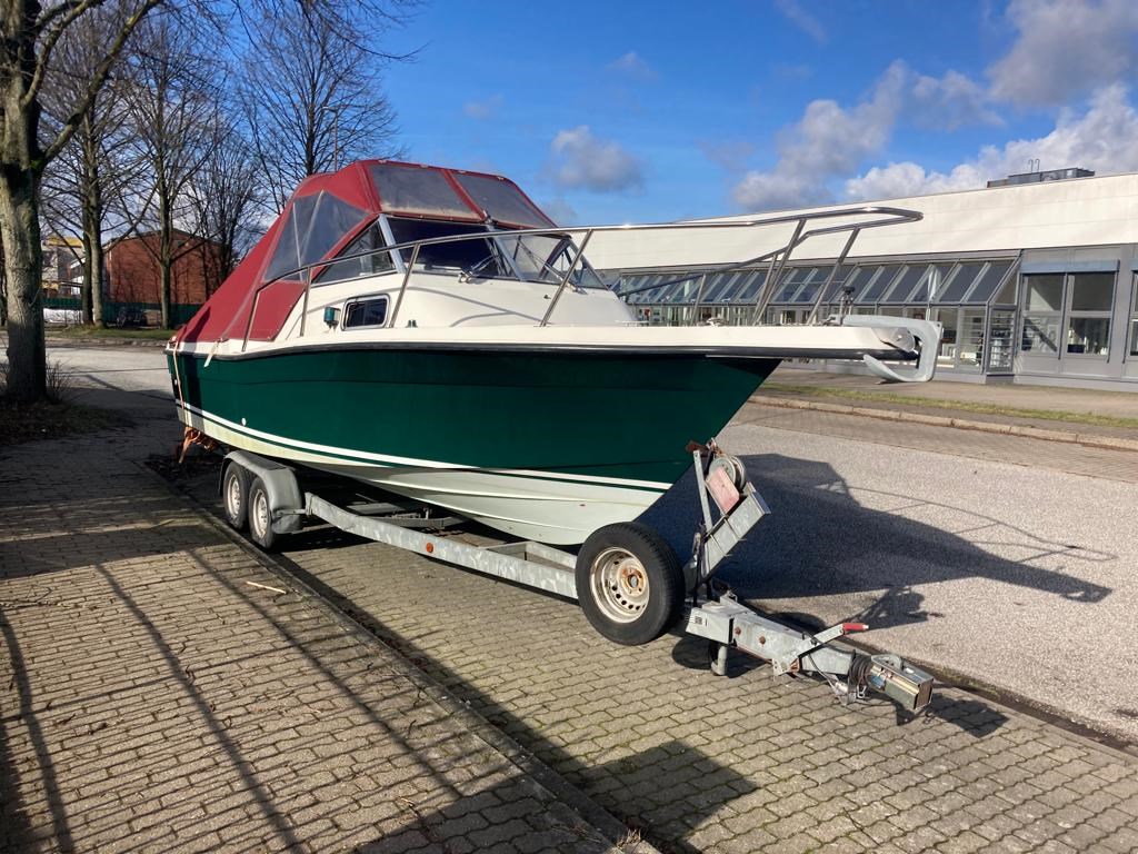 Celebrity Boats 2300 Fish Hawk: buy used powerboat - buy and sale