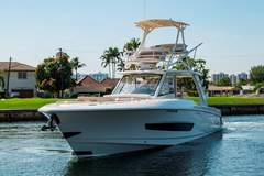 Boston Whaler 420 Outrage - picture 1