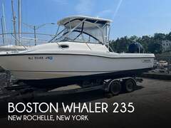 Boston Whaler 235 Conquest - image 1