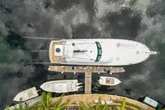 Hatteras 82 Convertible - picture 9