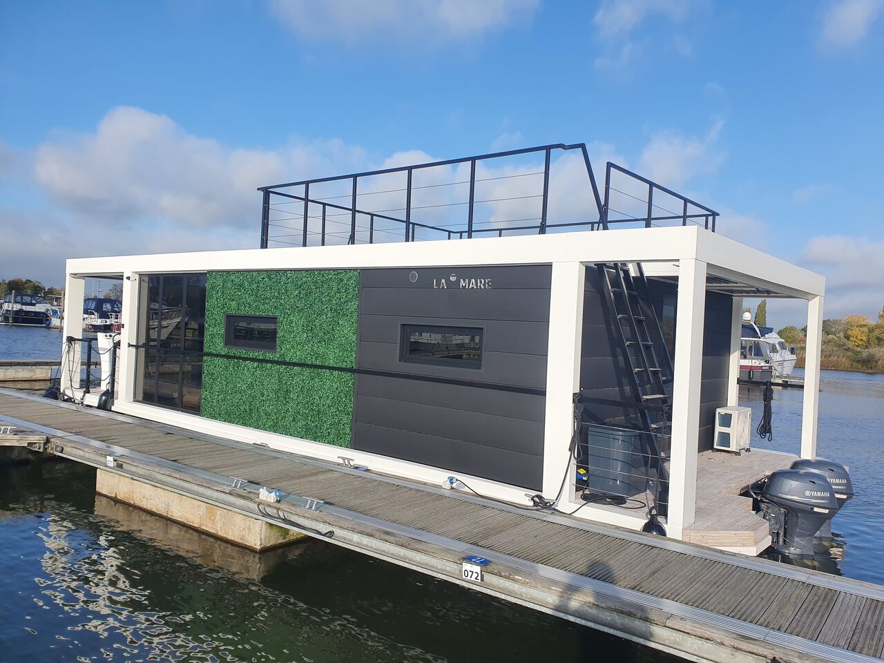Modern 12 Houseboat - picture 2