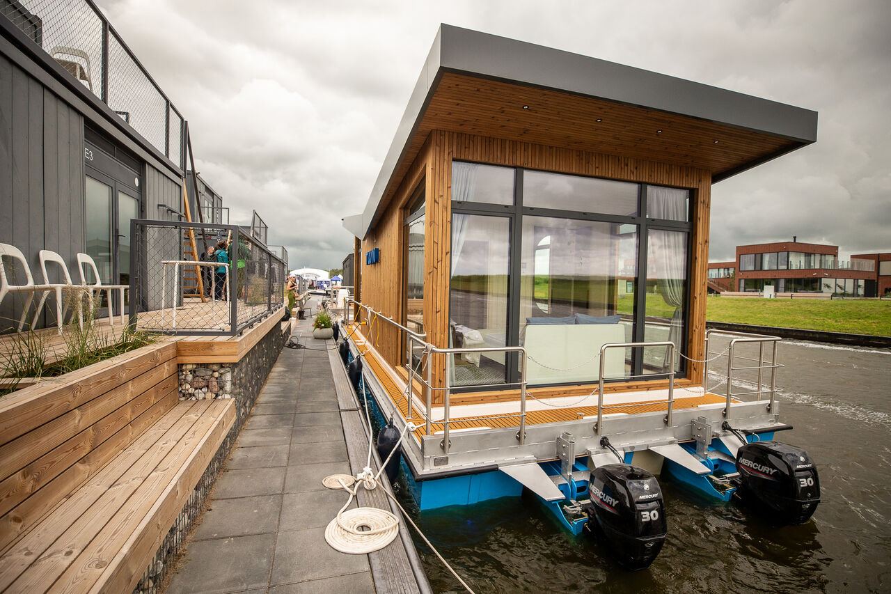 Twin Vee Butterfly Houseboat - image 2