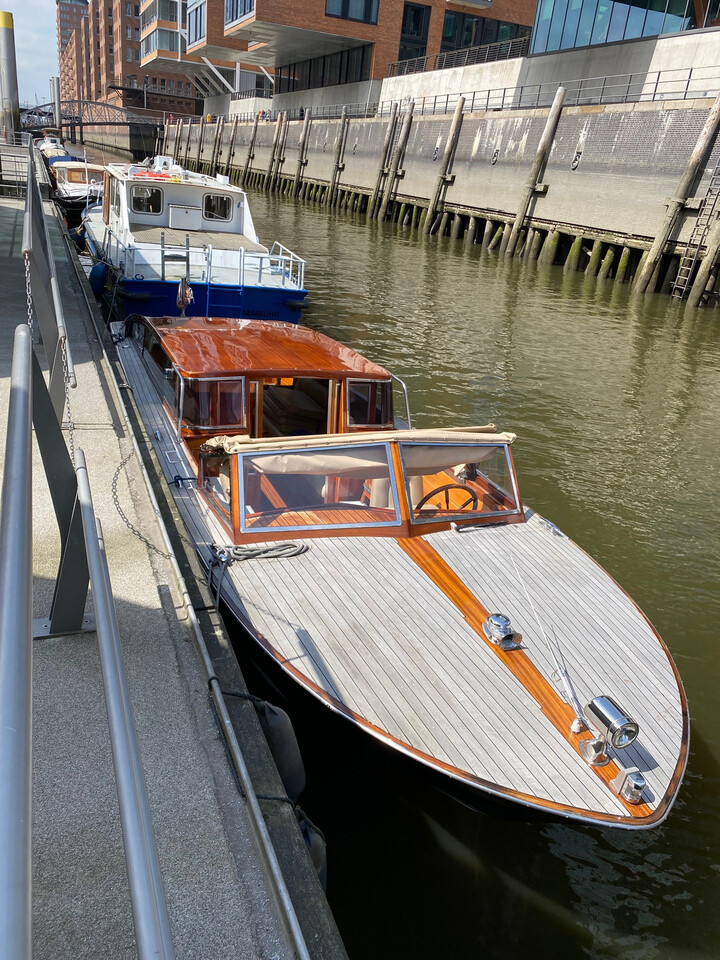 Venezianisches Taxiboot - resim 2