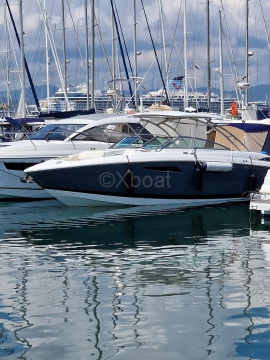 Cobalt The R 35 is a Luxury Pleasure boat - zdjęcie 3