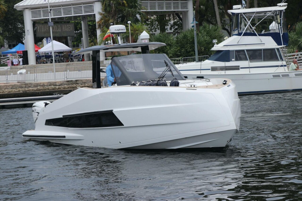 Astondoa 377 Coupe Outboard - zdjęcie 3