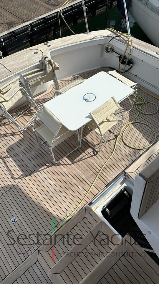 Hatteras 64 Convertible - picture 3