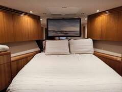 Hatteras 68 Convertible - picture 10