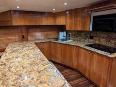 Hatteras 68 Convertible - picture 7