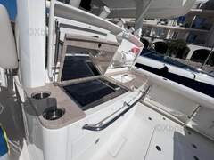 Boston Whaler 380 Outrage Model 2023: 4 Still a - picture 9