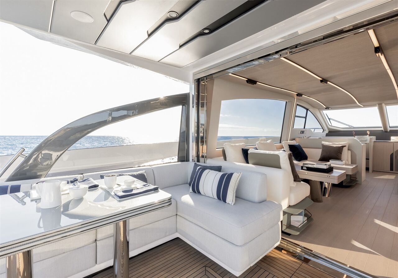 Azimut S7 Model Year 2024 - New Grey Interiors - picture 2
