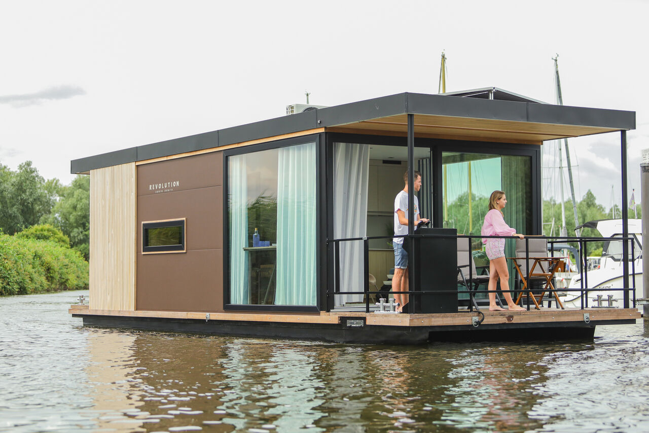 Revolution Houseboat 11 - picture 2
