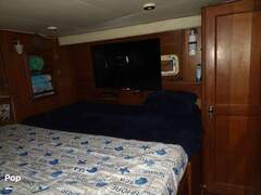Hatteras 38 Tri-cabin - фото 4