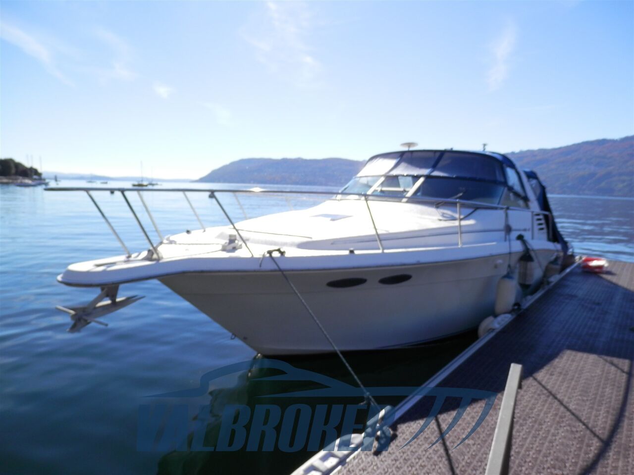 Sea Ray 330 Express Cruiser - picture 3