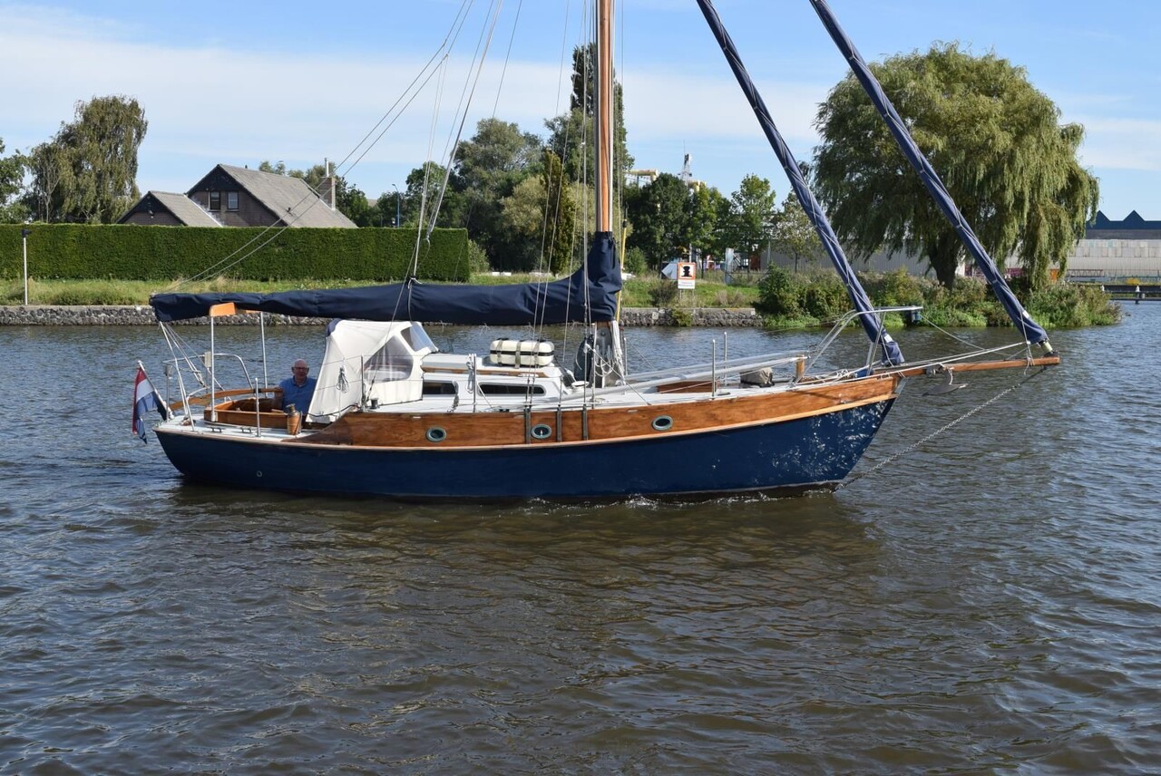 Pintail 27 Compact Sailing Yacht, Wooden gaff