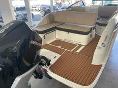 Sea Ray SDX 250 Outboard - picture 7
